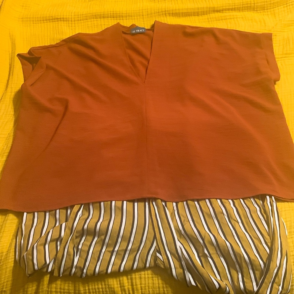 Lee Tracy Blouse. No size tag. See measurements.